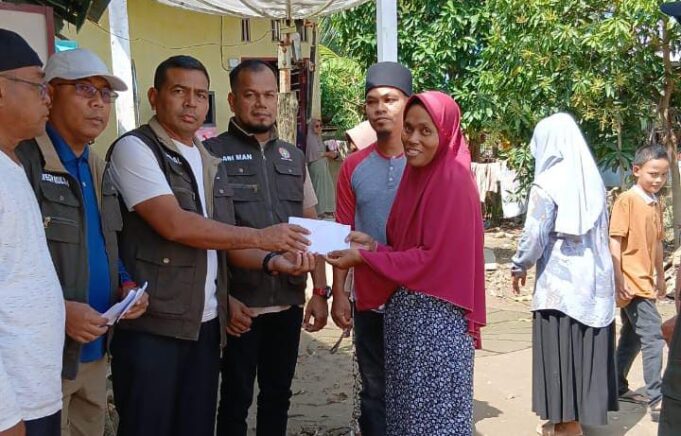 Disdikbud dan PGRI Aceh Utara Santuni Siswa Meninggal Akibat Banjir