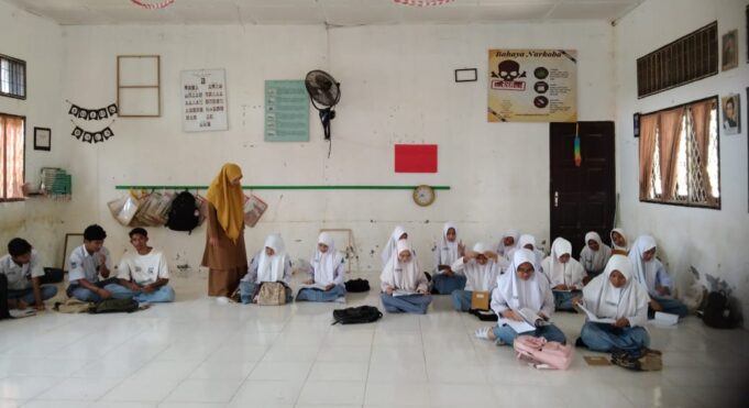 Banjir Porak-Porandakan Mobiler SMAN 3 Putra Bangsa, Siswa Terpaksa Belajar di Lantai