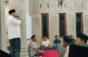 Malam Pertama Tarawih, Tim Syafari Ramadhan Dayah Darul Fata Al-Hanafiyyah Sentuh Hati Warga Gampong Cot Barat