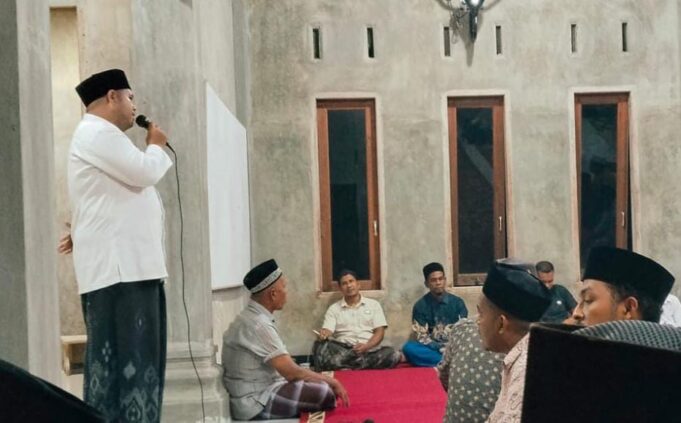 Malam Pertama Tarawih, Tim Syafari Ramadhan Dayah Darul Fata Al-Hanafiyyah Sentuh Hati Warga Gampong Cot Barat