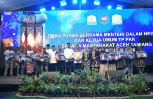 Hari Pertama Ramadhan, Mendagri dan Wagub Aceh Dampingi Warga Pascabencana