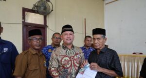 Jadup Korban Banjir di Kecamatan Sawang Mulai Disalurkan, Ayah Wa Serahkan Rp3,1 Miliar Secara Simbolis