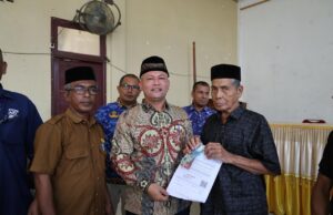 Jadup Korban Banjir di Kecamatan Sawang Mulai Disalurkan, Ayah Wa Serahkan Rp3,1 Miliar Secara Simbolis