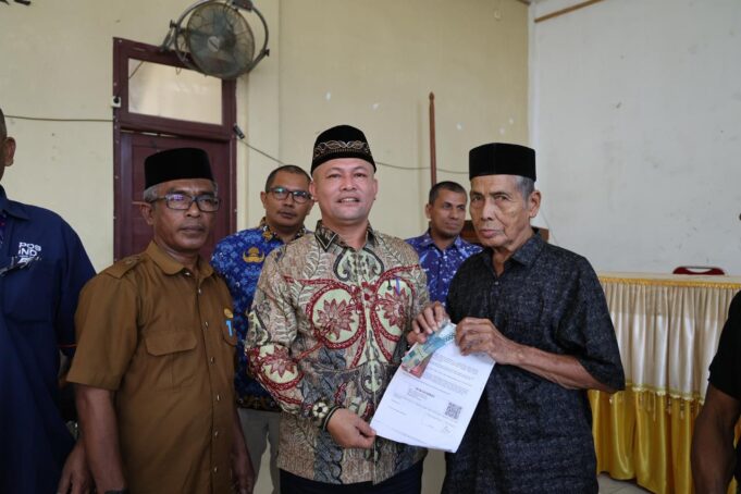 Jadup Korban Banjir di Kecamatan Sawang Mulai Disalurkan, Ayah Wa Serahkan Rp3,1 Miliar Secara Simbolis