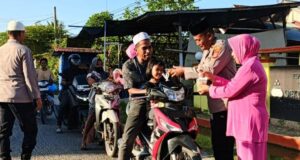Polsek Seunuddon Turun ke Jalan, Ratusan Takjil Dibagikan Dan Ada Kisah Haru di Baliknya