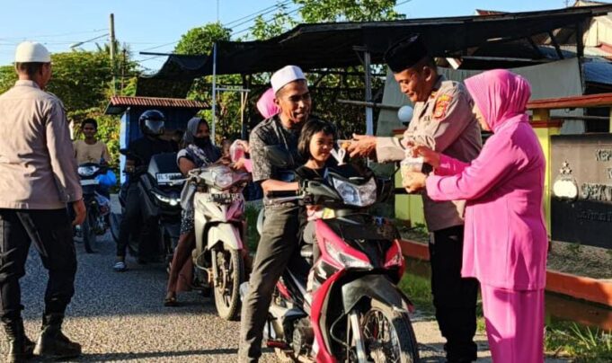 Polsek Seunuddon Turun ke Jalan, Ratusan Takjil Dibagikan Dan Ada Kisah Haru di Baliknya
