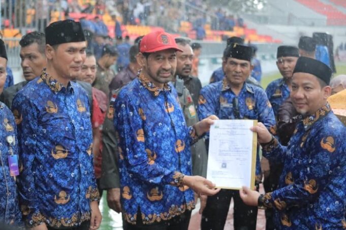 Di Bawah Hujan Deras, Harapan Itu Datang : Mualem Serahkan SK PPPK Paruh Waktu untuk Ribuan Honorer