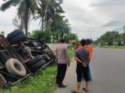 Hindari Tabrakan, Truk Colt Diesel Terbalik ke Parit di Simpang Pelabuhan Muara Satu
