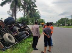 Hindari Tabrakan, Truk Colt Diesel Terbalik ke Parit di Simpang Pelabuhan Muara Satu