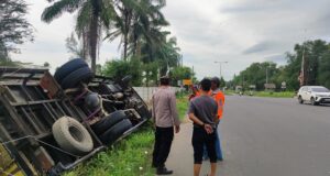 Hindari Tabrakan, Truk Colt Diesel Terbalik ke Parit di Simpang Pelabuhan Muara Satu