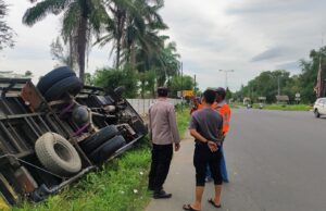 Hindari Tabrakan, Truk Colt Diesel Terbalik ke Parit di Simpang Pelabuhan Muara Satu