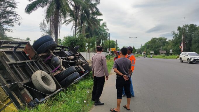 Hindari Tabrakan, Truk Colt Diesel Terbalik ke Parit di Simpang Pelabuhan Muara Satu