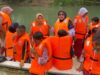 Muspika Tanah Luas Sosialisasikan Cara Pemakaian Baju Pelampung kepada Siswa Penyeberang Sungai