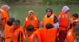 Muspika Tanah Luas Sosialisasikan Cara Pemakaian Baju Pelampung kepada Siswa Penyeberang Sungai