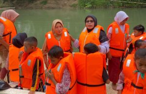 Muspika Tanah Luas Sosialisasikan Cara Pemakaian Baju Pelampung kepada Siswa Penyeberang Sungai