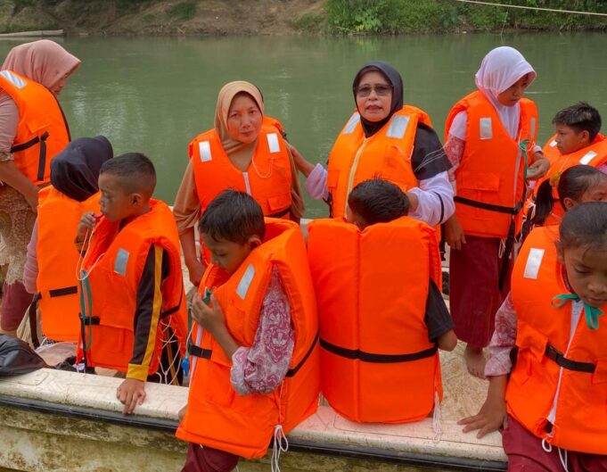 Muspika Tanah Luas Sosialisasikan Cara Pemakaian Baju Pelampung kepada Siswa Penyeberang Sungai