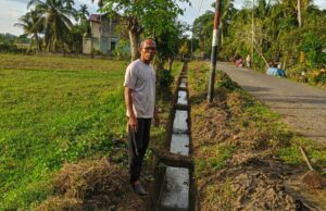 Tak Hanya Irigasi, Warga Teupin Mee Juga Bersihkan Parit Jalan Demi Lingkungan Bersih dan Lancar