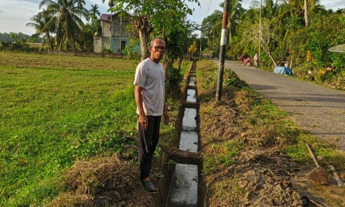 Tak Hanya Irigasi, Warga Teupin Mee Juga Bersihkan Parit Jalan Demi Lingkungan Bersih dan Lancar