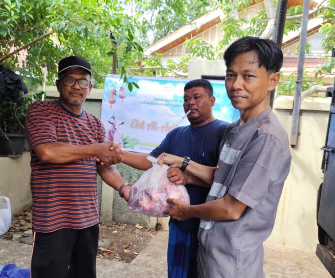 Yayasan PENA dan Sekolah Qur’an Alqalam Salurkan 670 Paket Daging Kurban untuk Warga Lhokseumawe