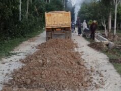 Ketika Harapan Tak Kunjung Datang, Warga Blang Pie Bergerak Perbaiki Jalan Rusak dengan Dana Desa