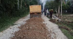 Ketika Harapan Tak Kunjung Datang, Warga Blang Pie Bergerak Perbaiki Jalan Rusak dengan Dana Desa