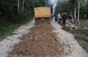 Ketika Harapan Tak Kunjung Datang, Warga Blang Pie Bergerak Perbaiki Jalan Rusak dengan Dana Desa
