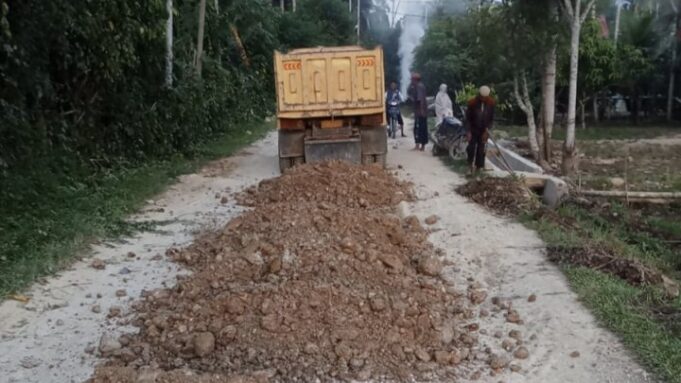 Ketika Harapan Tak Kunjung Datang, Warga Blang Pie Bergerak Perbaiki Jalan Rusak dengan Dana Desa