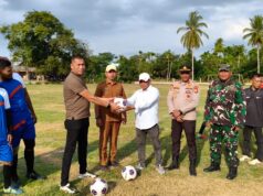 Tiga Anggota DPRK Aceh Utara Donasikan Bola untuk Liga Persahabatan Tanah Luas