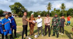 Tiga Anggota DPRK Aceh Utara Donasikan Bola untuk Liga Persahabatan Tanah Luas