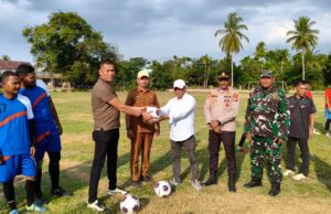 Tiga Anggota DPRK Aceh Utara Donasikan Bola untuk Liga Persahabatan Tanah Luas