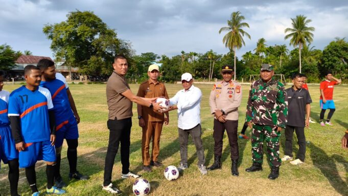 Tiga Anggota DPRK Aceh Utara Donasikan Bola untuk Liga Persahabatan Tanah Luas