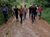 Viral di Media Sosial, Jalan Rusak Parah Alue Papeun Akhirnya Ditinjau Langsung Tarmizi Panyang