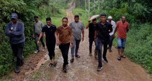 Viral di Media Sosial, Jalan Rusak Parah Alue Papeun Akhirnya Ditinjau Langsung Tarmizi Panyang