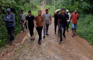 Viral di Media Sosial, Jalan Rusak Parah Alue Papeun Akhirnya Ditinjau Langsung Tarmizi Panyang