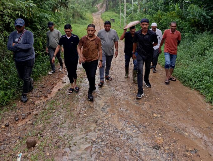 Viral di Media Sosial, Jalan Rusak Parah Alue Papeun Akhirnya Ditinjau Langsung Tarmizi Panyang