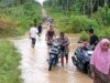 Akses Jalan Terendam, Warga Dusun Bidadari Terjang Genangan demi Mengambil Bantuan
