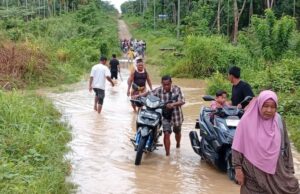Akses Jalan Terendam, Warga Dusun Bidadari Terjang Genangan demi Mengambil Bantuan