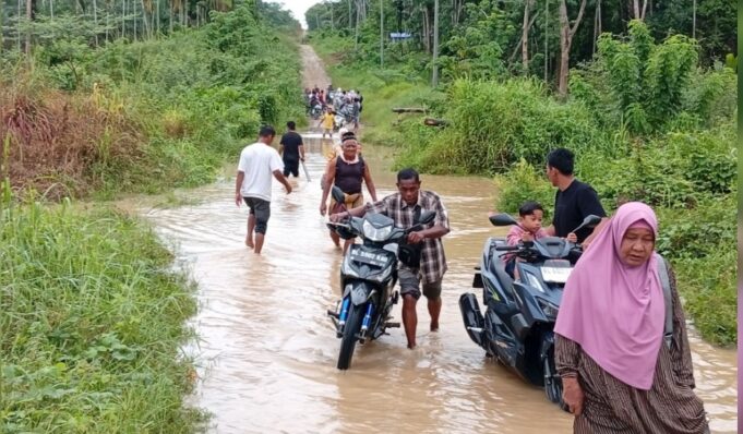Akses Jalan Terendam, Warga Dusun Bidadari Terjang Genangan demi Mengambil Bantuan